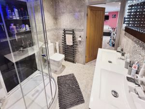 Jack and Jill en suite- click for photo gallery